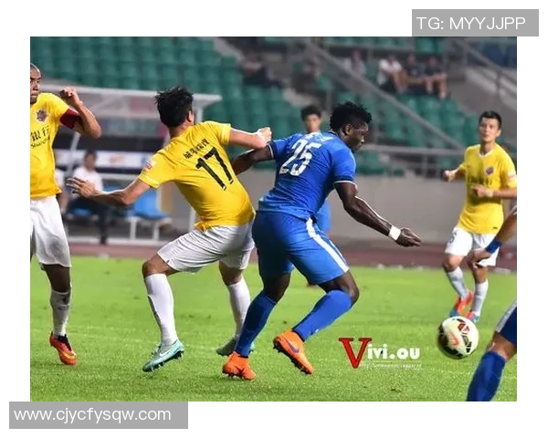 上海申鑫迎战广州恒大全力争胜展现球队实力与斗志